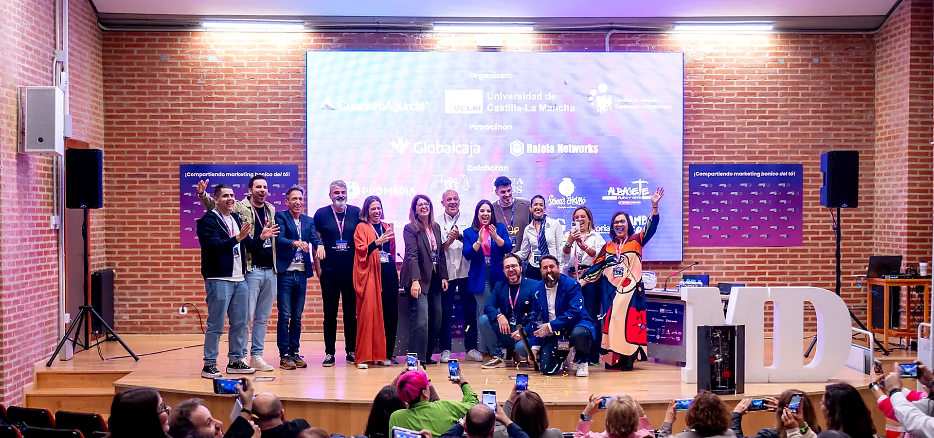 Ponentes y organizadores celebrando el cierre del Albacete Marketing Day 2025